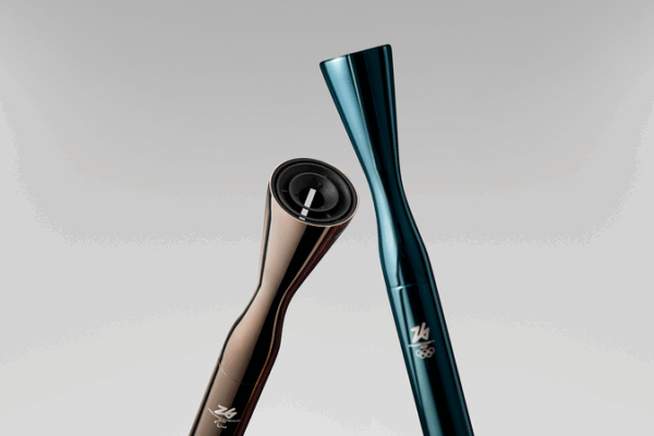 Zhang Boheng mène les porteurs de flamme chinois lors de l'étape grecque du relais Milano Cortina 2026