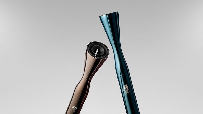 Zhang Boheng mène les porteurs de flamme chinois lors de l'étape grecque du relais Milano Cortina 2026