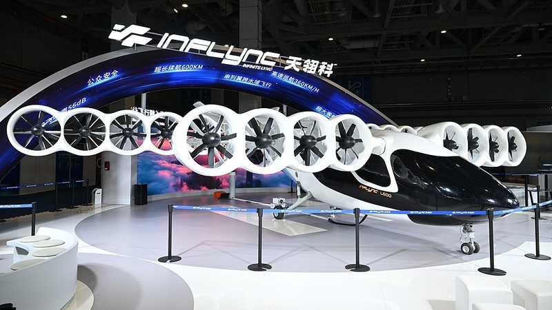 Les eVTOL fabriqués en Chine brillent à Shanghai CIIE