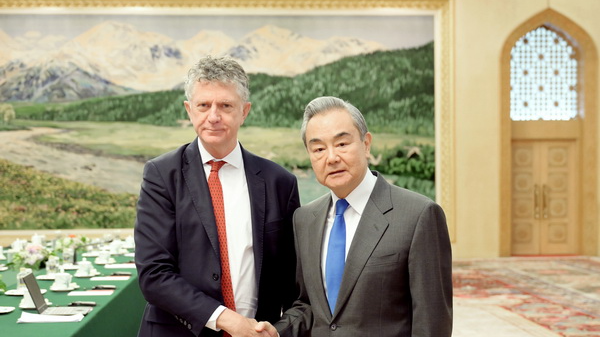 Wang Yi exhorte le Royaume-Uni à poursuivre une politique chinoise positive et pragmatique