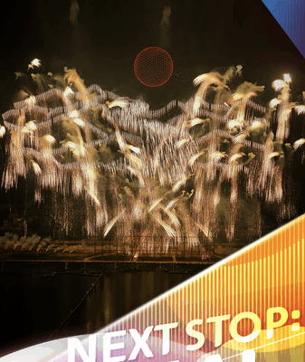 Les feux d'artifice de Liuyang illuminent le ciel nocturne avec une cascade de lumière dorée video poster