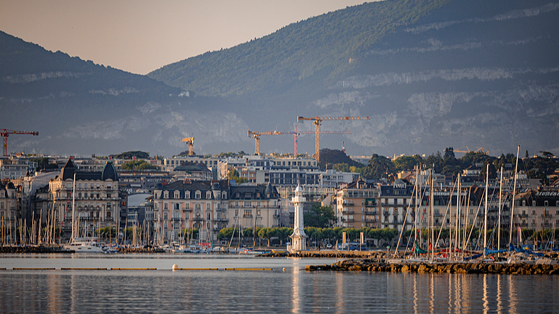 Les États-Unis et l'Ukraine se rencontrent aujourd'hui à Genève pour un plan de paix en 28 points video poster