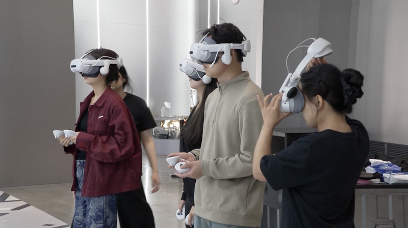 Les PDG de l'APEC révèlent leurs incontournables technologiques quotidiens video poster