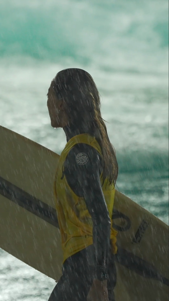 Pluie_ou_Soleil___Les_Surfeurs_Domptent_les_Vagues_de_Wanning video poster