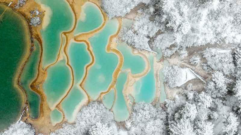 La première chute de neige de Jiuzhaigou crée un paysage hivernal féerique