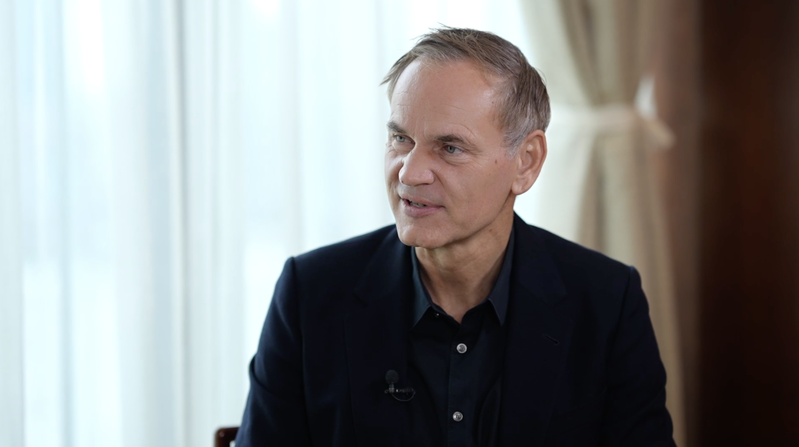 Le PDG de VW sur la course en avant dans le marché des véhicules électriques en Chine video poster