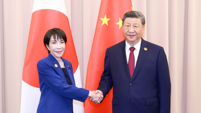 Xi Jinping rencontre la Première ministre Takaichi pour renforcer les relations Chine-Japon video poster