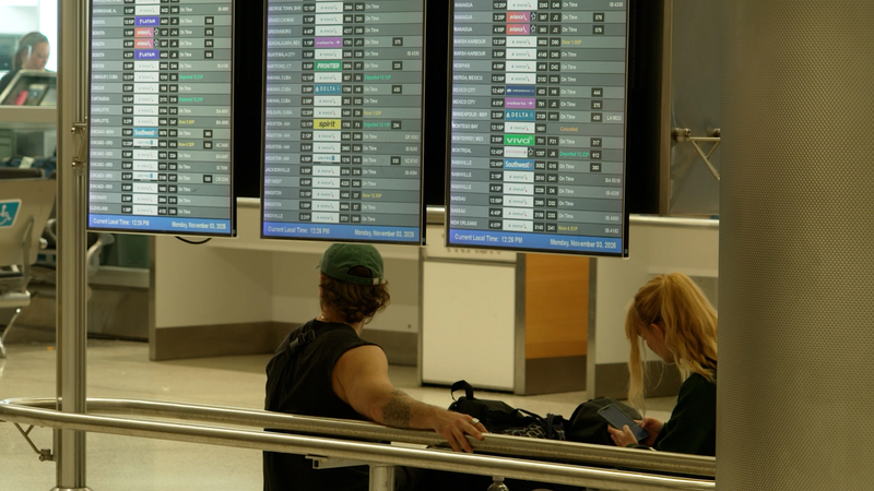 La fermeture des États-Unis ralentit le trafic aérien, 3M passagers affectés video poster