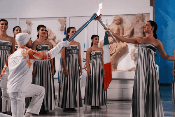 La flamme olympique allumée à l'Ancienne Olympia pour Milano Cortina 2026