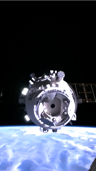 Shenzhou-22 s'amarre à Tiangong avec des fournitures vitales video poster
