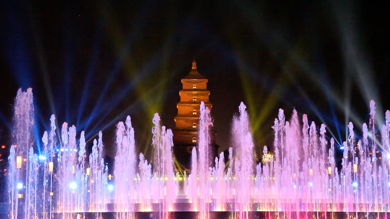 Fontaine fascinante de lumière et de son à la Grande Pagode de l’Oie Sauvage à Xi’an video poster