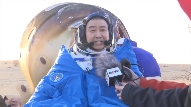 Chen Dong est le premier à sortir de la capsule lors du retour de Shenzhou-20 video poster