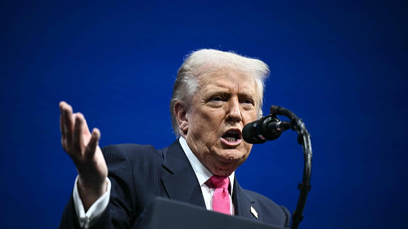 Trump_signe_la_loi_sur_la_transparence_des_dossiers_Epstein