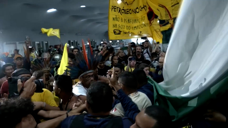 Première semaine de la COP30 : Manifestations et absence des États-Unis alimentent l'espoir de changement video poster