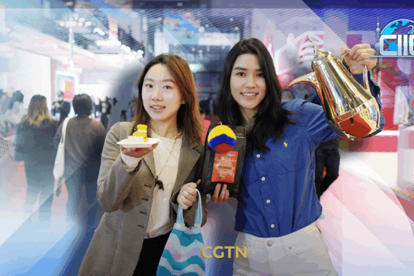 Voyagez à travers le monde en une journée : la visite en direct de CGTN au 8e CIIE video poster