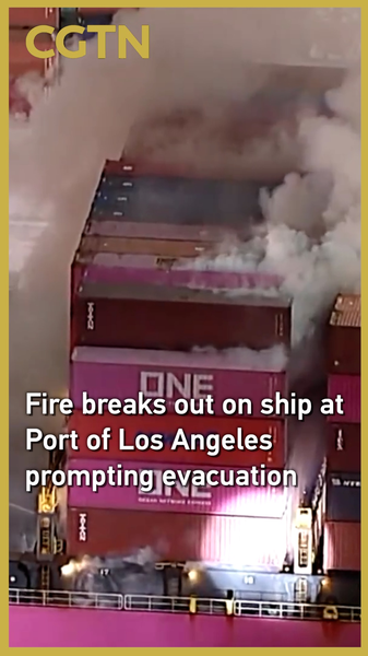 Incendie à bord d'un navire au port de Los Angeles oblige une évacuation video poster