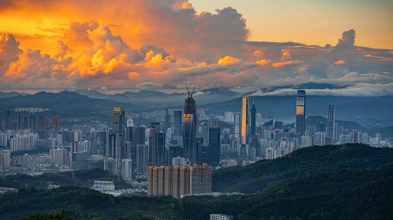 Sueur et Paysages : Ambiance Marathon au Mont Wutong à Shenzhen video poster