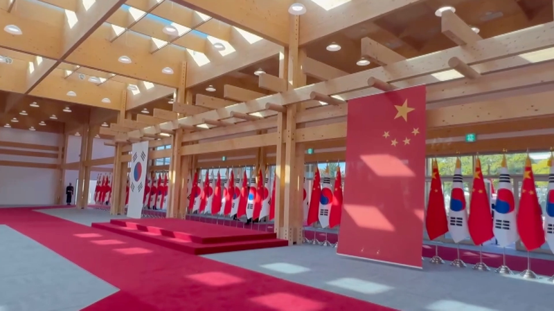 Xi Jinping assistera à la cérémonie de bienvenue à Gyeongju avec le président de la ROK video poster