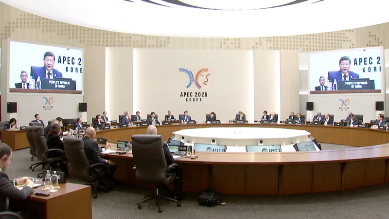 Xi Jinping s'adresse à la 32e réunion des dirigeants économiques de l'APEC à Gyeongju video poster