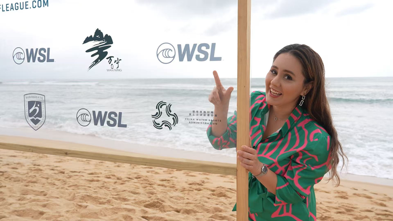 Surfer à Ruye Bay, Hainan : la culture et le commerce surfent sur les vagues video poster