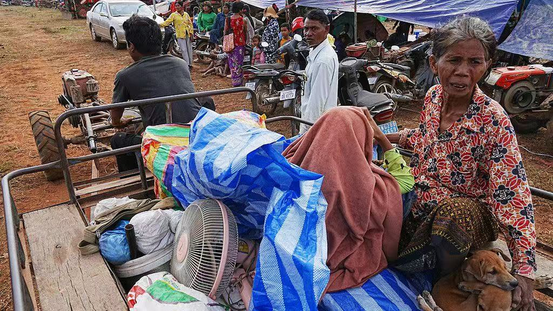 À l'intérieur de Chong Kal : Camp d'évacuation au milieu des affrontements frontaliers entre la Thaïlande et le Cambodge video poster