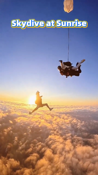 Saut à l'aube : Saut en parachute au-dessus des nuages au lever du soleil de Sanya video poster
