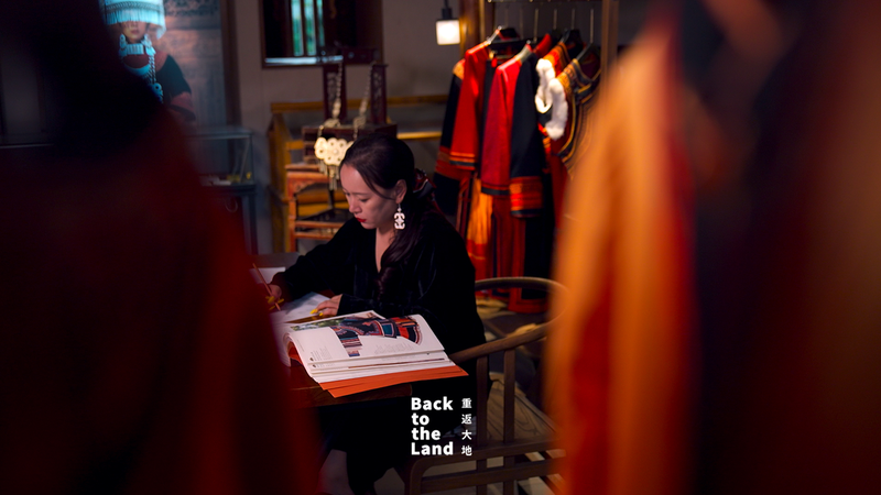 CHINAYI Élève la Broderie Yi sur la Scène Mondiale video poster