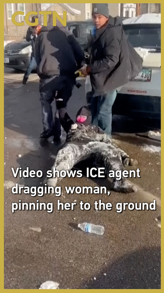 Une vidéo montre un agent de l'ICE traînant une femme, suscite des critiques au Minnesota video poster