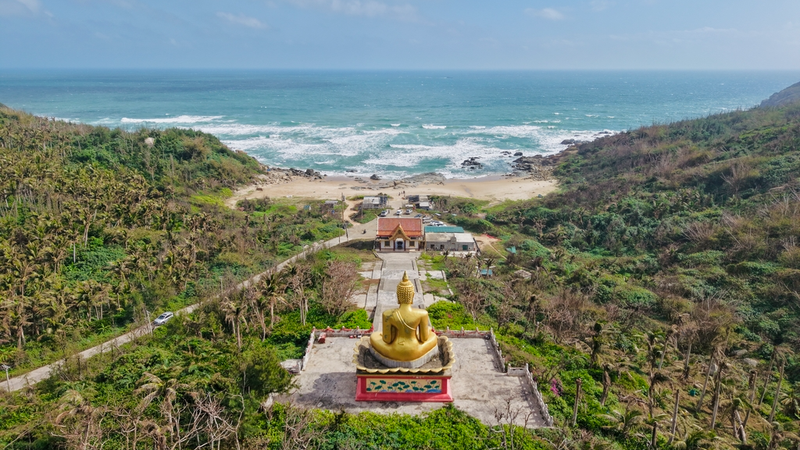 Le Bouddha géant contemplant la mer au temple Foguang de Hainan brille de mille feux