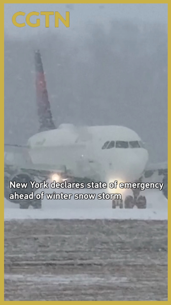 NY et NJ déclarent l'urgence après une tempête de neige post-Noël video poster