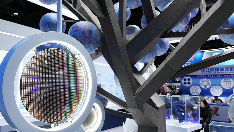 La Chine rejette les tarifs douaniers américains sur les semi-conducteurs pour 2027