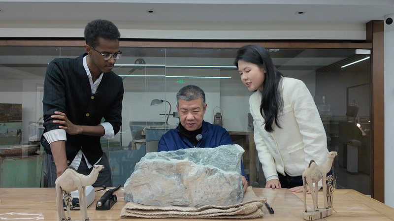 La sculpture en jade marque 65 ans d'amitié entre la Chine et la Somalie video poster