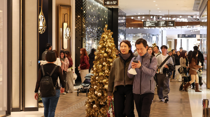 La frénésie des achats de Noël illumine Hong Kong