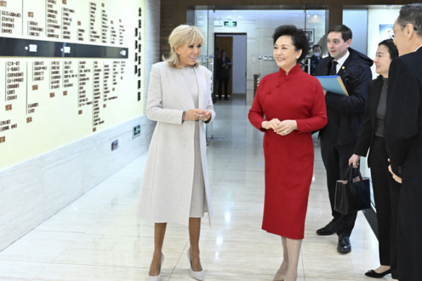 Peng Liyuan, Brigitte Macron explorent le Théâtre d'art populaire de Pékin
