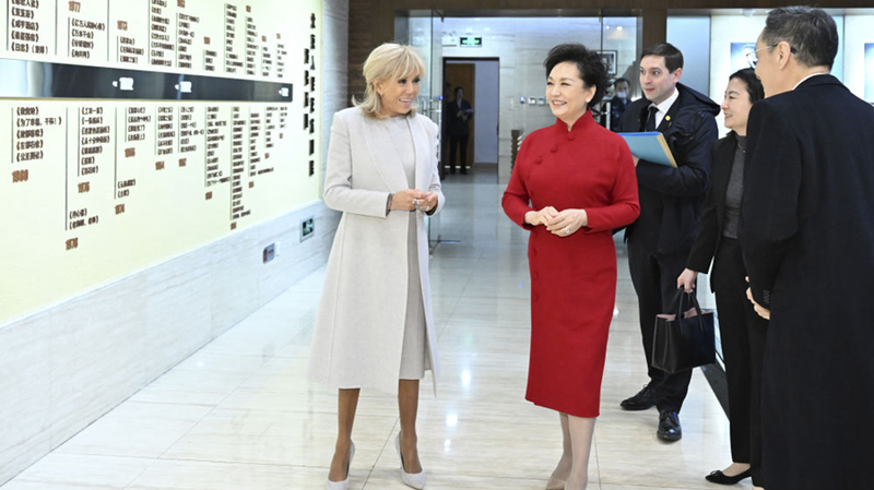 Peng Liyuan, Brigitte Macron explorent le Théâtre d'art populaire de Pékin