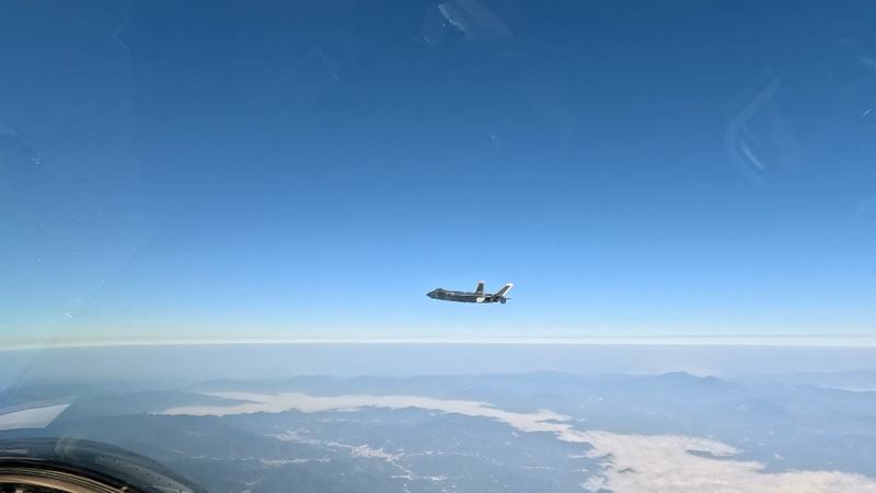 Nouvelles images de tirs réels : exercices de l'APL autour de la région de Taïwan video poster