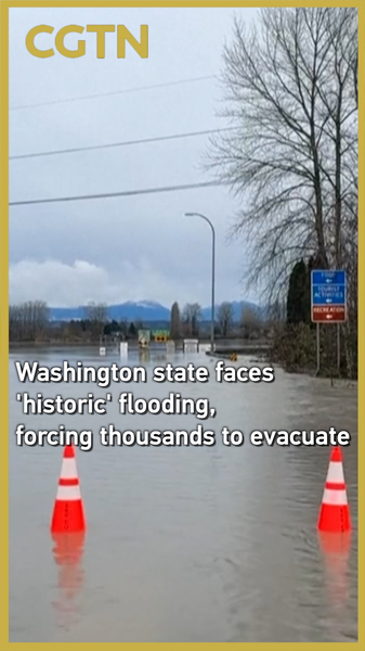 Inondations historiques dans l'État de Washington forcent des dizaines de milliers à évacuer video poster