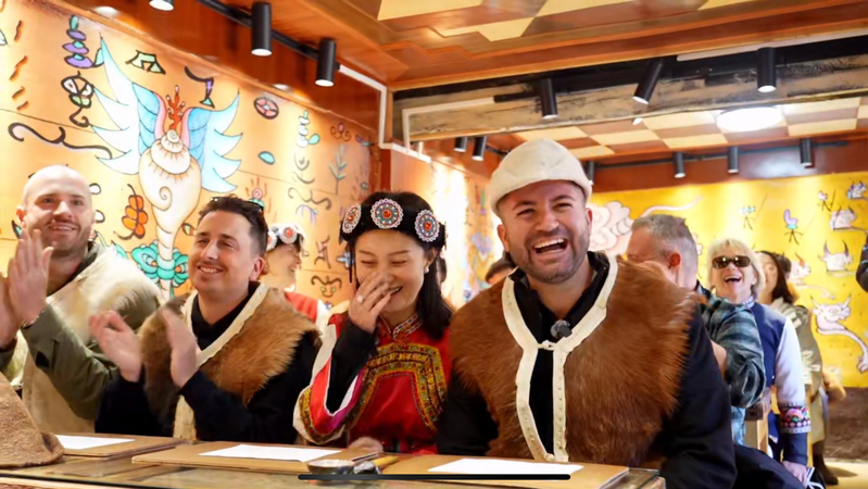 Des agents européens découvrent le Dongba : le plus ancien papier fait main au monde video poster