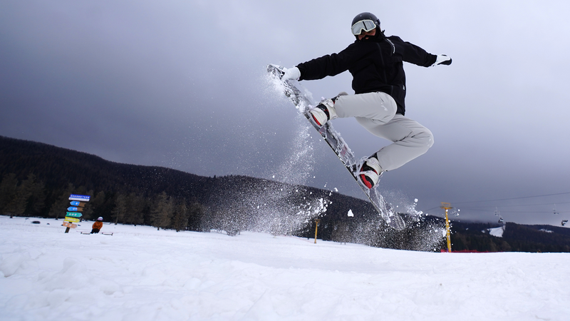 La station de ski de Songshutang au Xinjiang ouvre avec de nouvelles pistes et des activités amusantes avec des pingouins