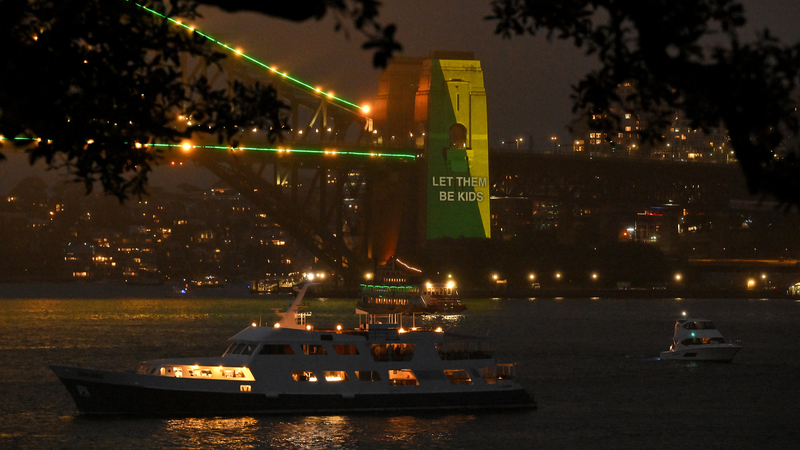 L'Australie adopte la toute première interdiction des réseaux sociaux pour les moins de 16 ans video poster