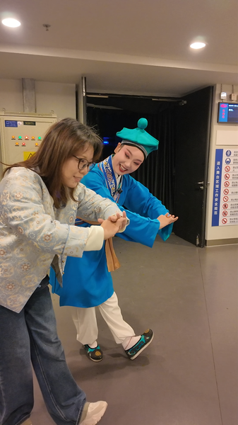 Maîtriser l'Opéra Huangmei : Conseils de Posture pour Hommes et Garçons video poster