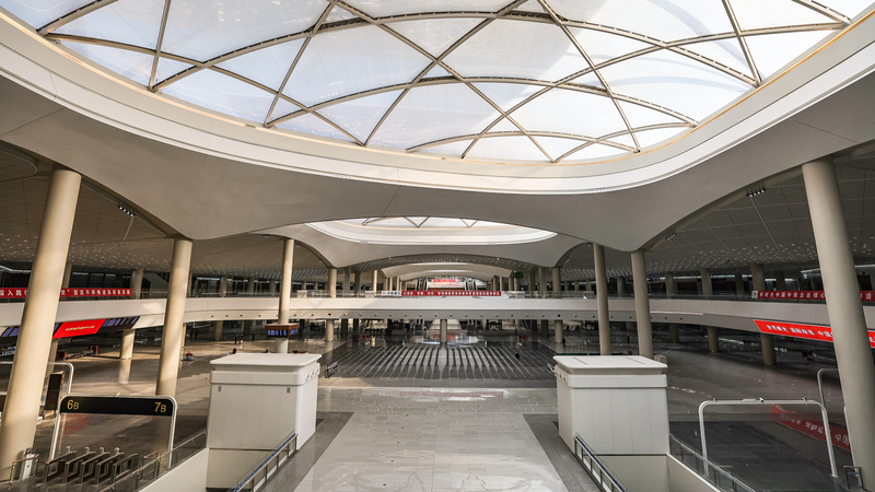 À l'intérieur de la nouvelle gigantesque station souterraine de Pékin video poster