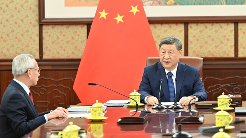 Xi Jinping rencontre le chef de l'exécutif de la RAS de Macao à Pékin video poster