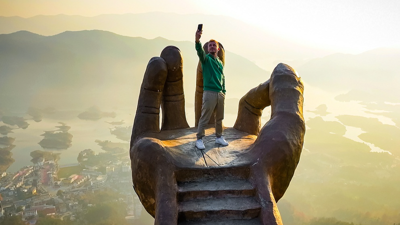 Découvrez la Main de Bouddha du Hubei : Sculpture Épique sur Falaise au-dessus du Lac Xiandao