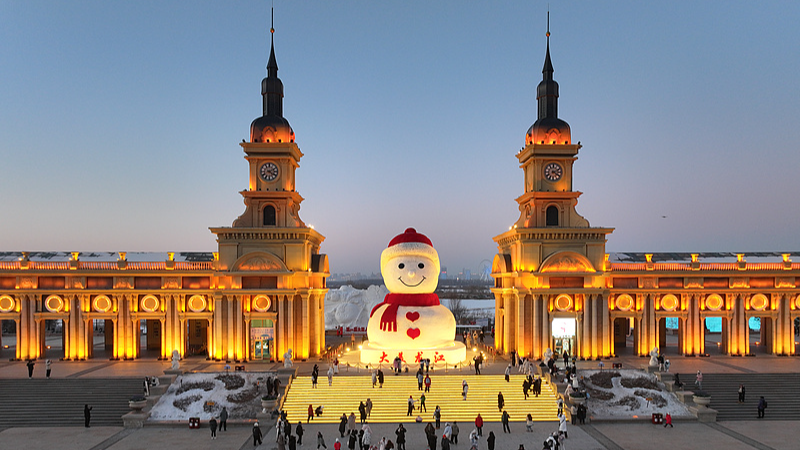 Le bonhomme de neige géant de 19 m de Harbin dévoilé : Accueillir 2026 avec charme glacé video poster