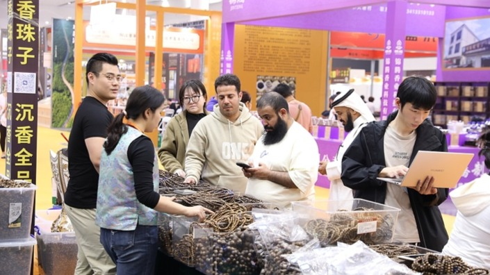 La Chine renforce ses liens avec le Moyen-Orient à la fin de 2025 video poster