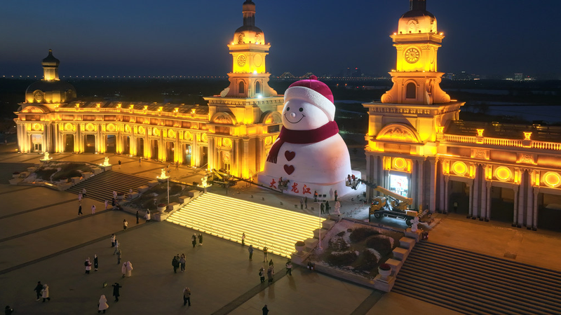 Le bonhomme de neige géant de 19 m de Harbin bat des records à la place de la promenade musicale