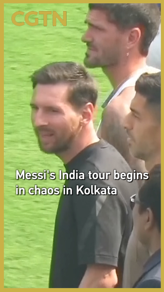 La tournée de Messi en Inde commence dans le chaos à Kolkata video poster