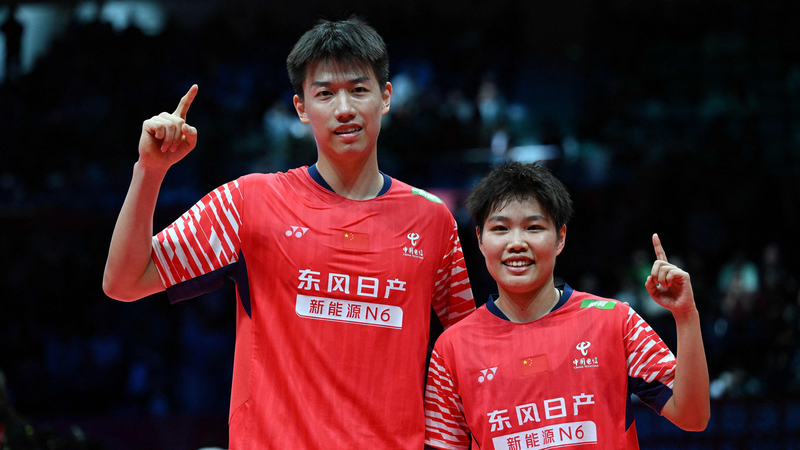 Feng___Huang_remportent_la_couronne_en_double_mixte_aux_finales_du_World_Tour_BWF