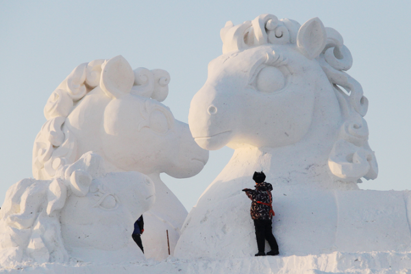 Une sculpture de neige de cheval de 10 mètres s'élève au Harbin Ice and Snow World